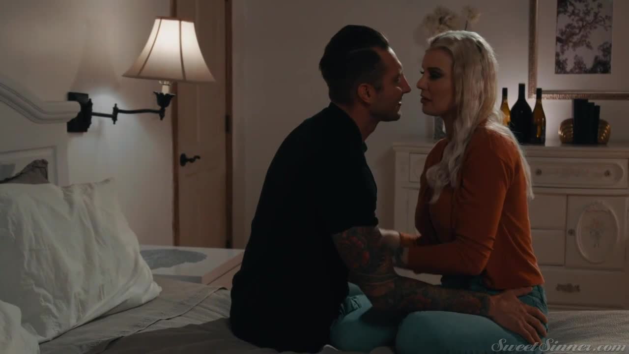 An awesome busty blonde with huge ass Kenzie Taylor fucked in the bed