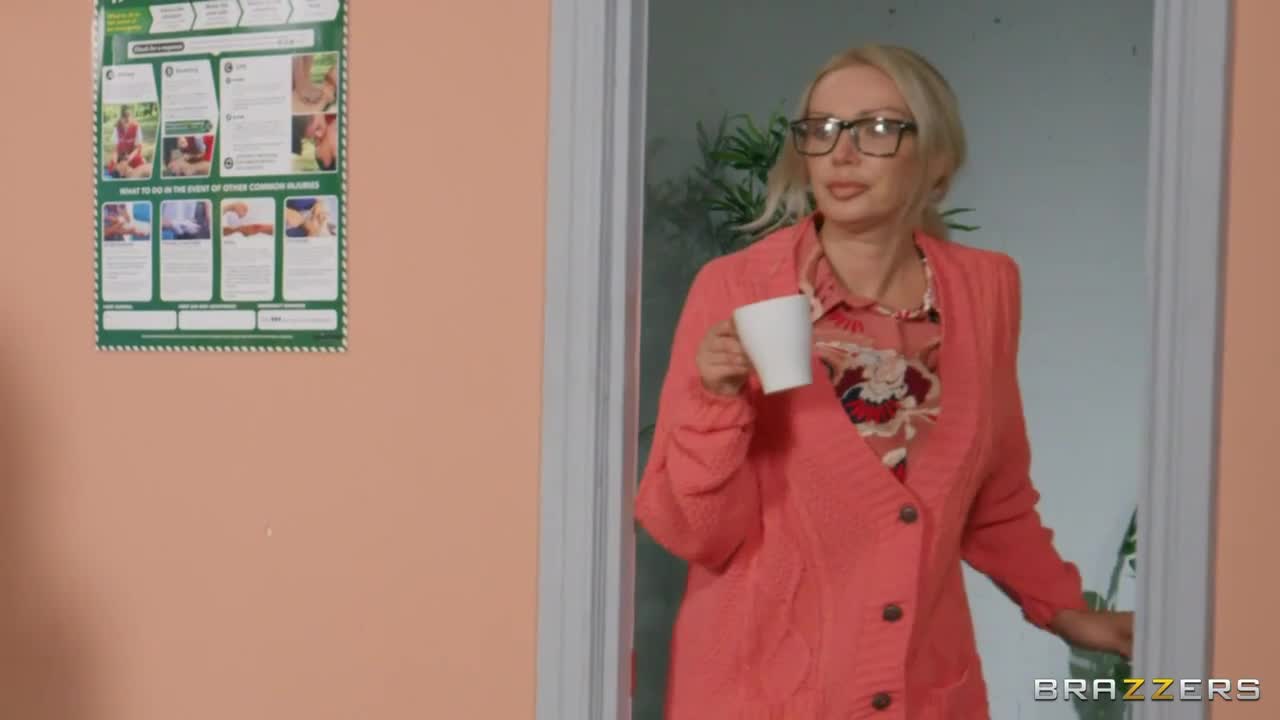 Aesthetic blonde MILF with big boobs Little Louise likes big cocks