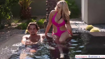Passionate chick Alexis Monroe is enjoying intensive dick-riding