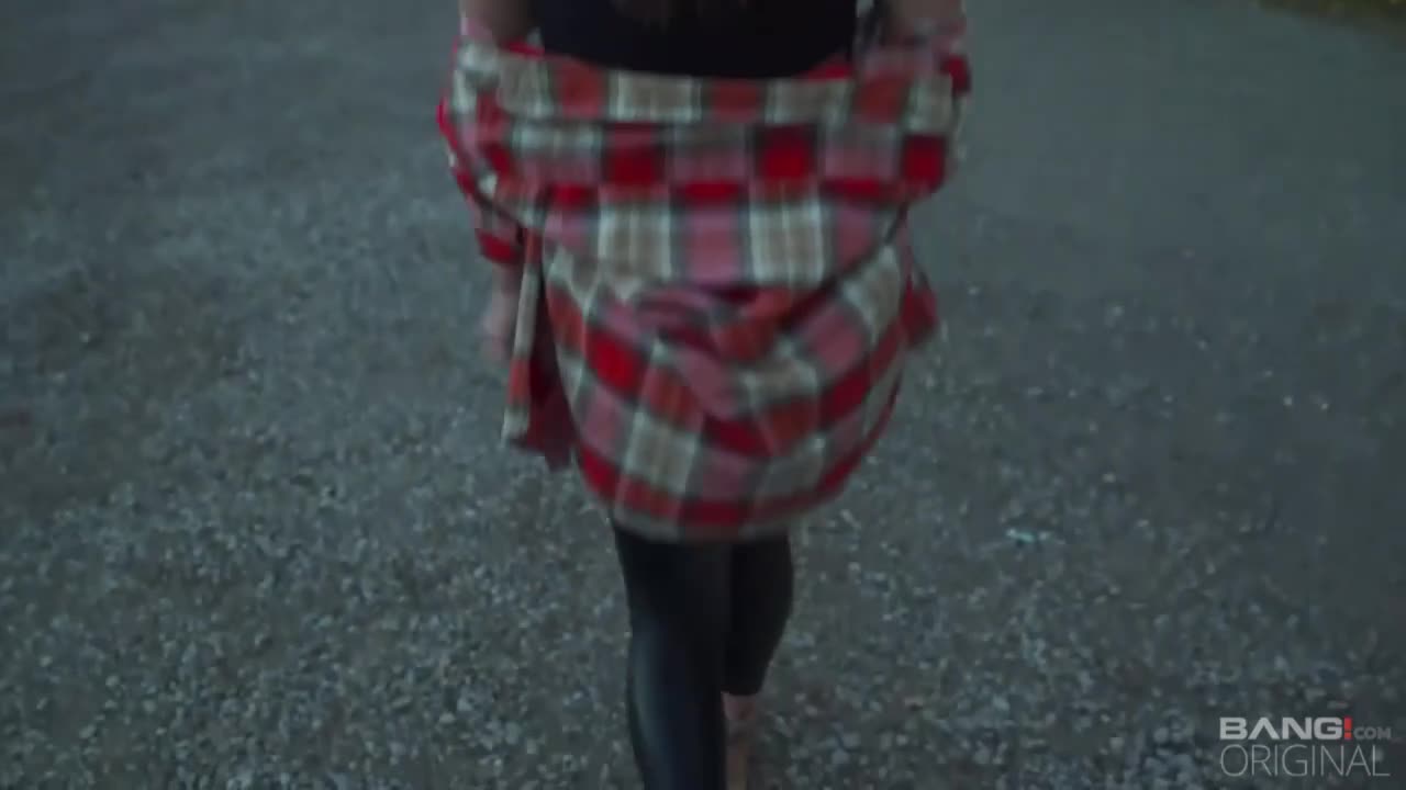 Stunning girl Whipped Creamy gives a nice blowjob on the knees